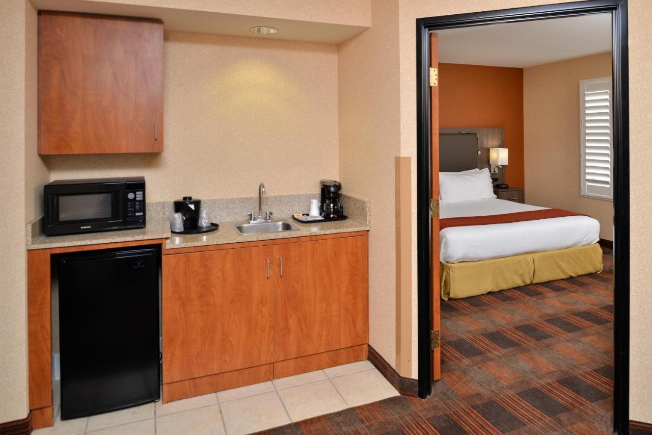 Holiday Inn Express & Suites Elk Grove Central - Hwy 99 By Ihg Ngoại thất bức ảnh